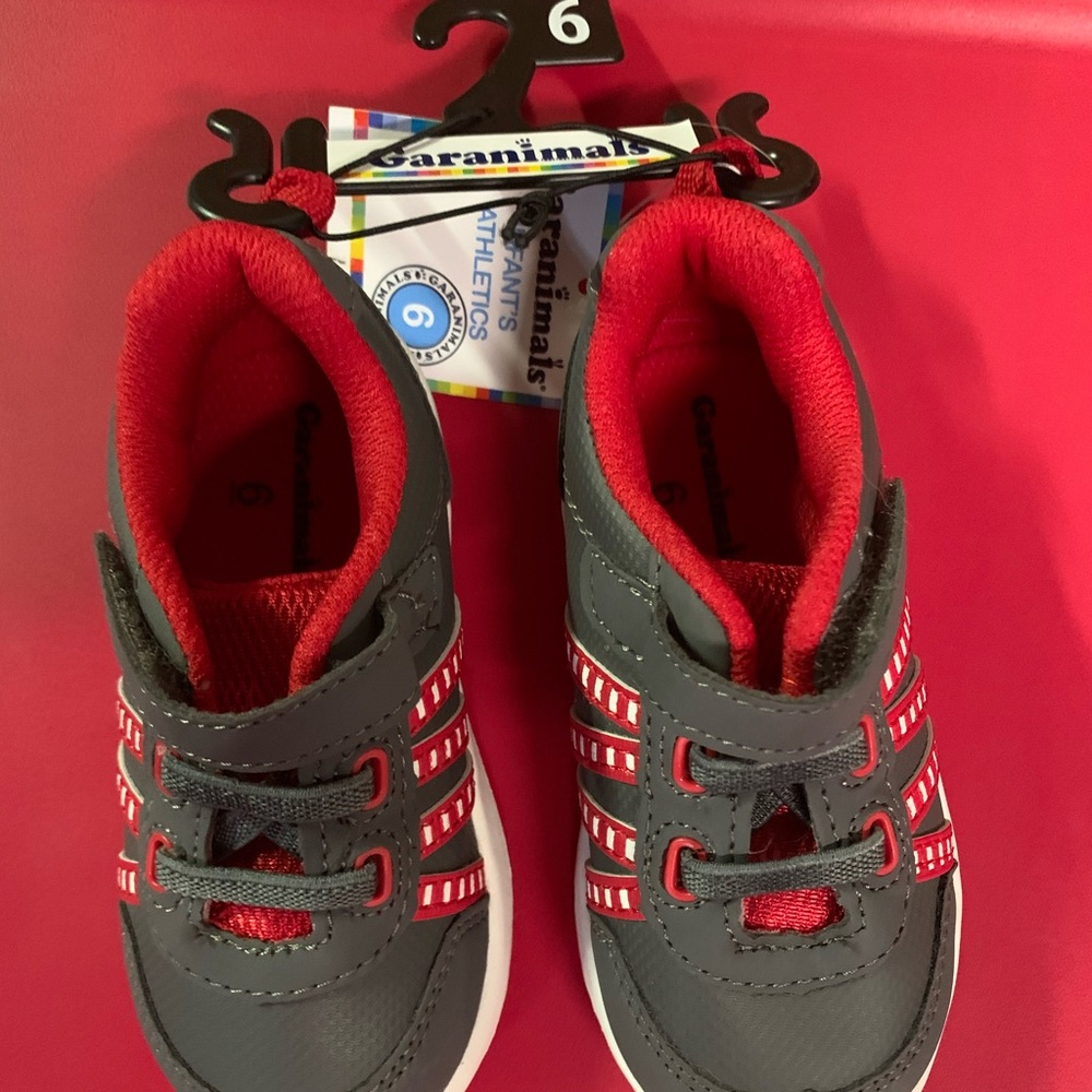 Tennis shoes